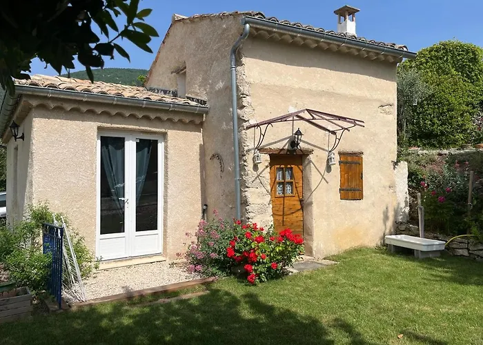 Cabanon Entoure De Montagnes Et D\'Oliviers
