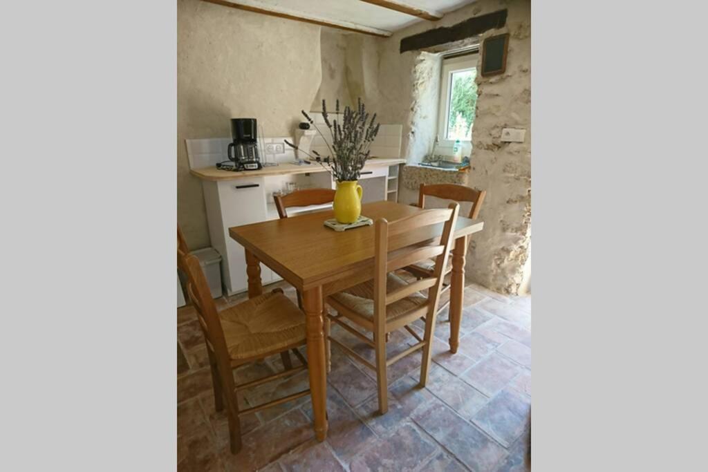 Cabanon Entoure De Montagnes Et D'oliviers Holiday home Nyons
