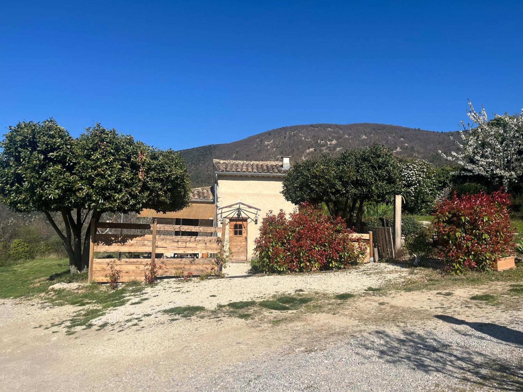 Cabanon Entoure De Montagnes Et D'oliviers Holiday home Nyons